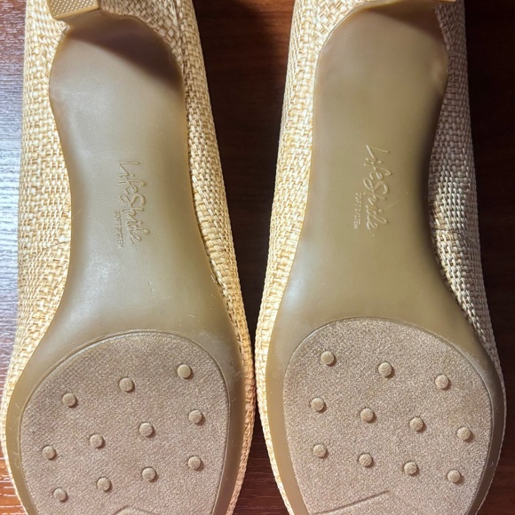 LifeStrude Kitten Heels - Picture 2 of 7